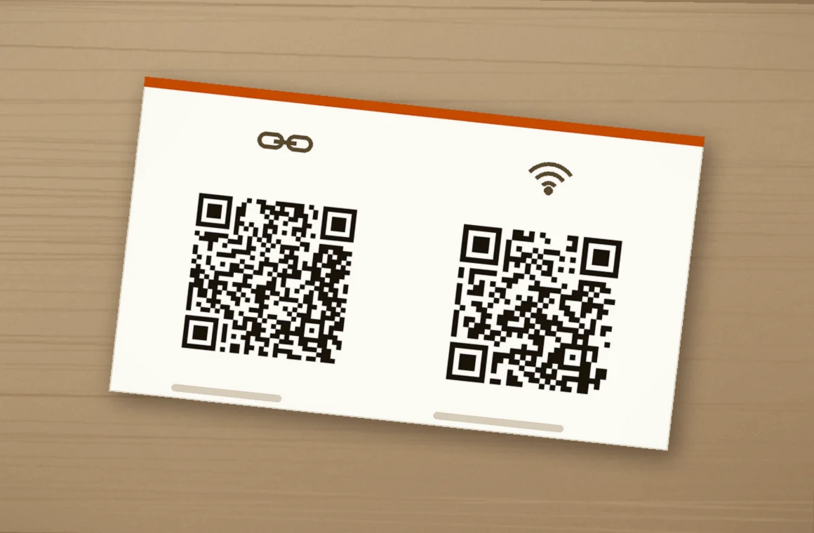 Foto de ejemplo de una tarjeta informativa sobre una mesa con dos códigos QR impresos